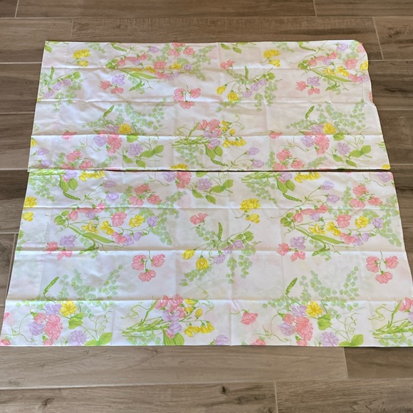 Wamsutta Other - Vintage Wamsutta Ultracale Deadstock floral king pillow cases lot of 2